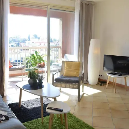 2 Pieces Avec Terrasse Et Parking A Saint-raphael - Fr-1-226a-84